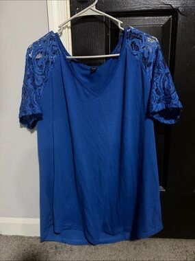 Lace-Sleeve V-Neck Tee in Royal Blue
